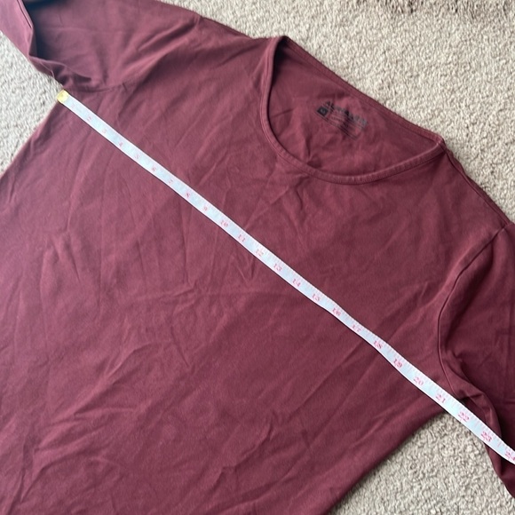 Alphalete Lifestyle Fit Long Sleeve Curve Hem Red T Shirt - Picture 6 of 7